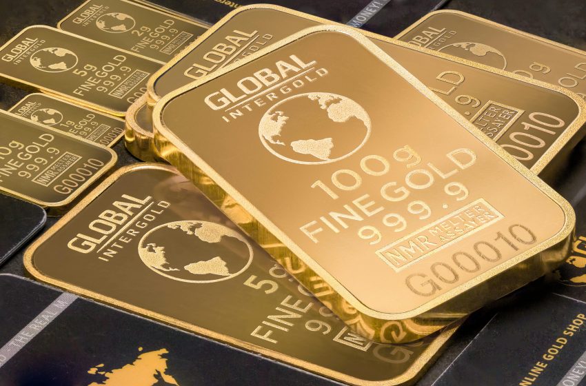  El oro retrocede tras alcanzar su nivel más alto en casi un mes