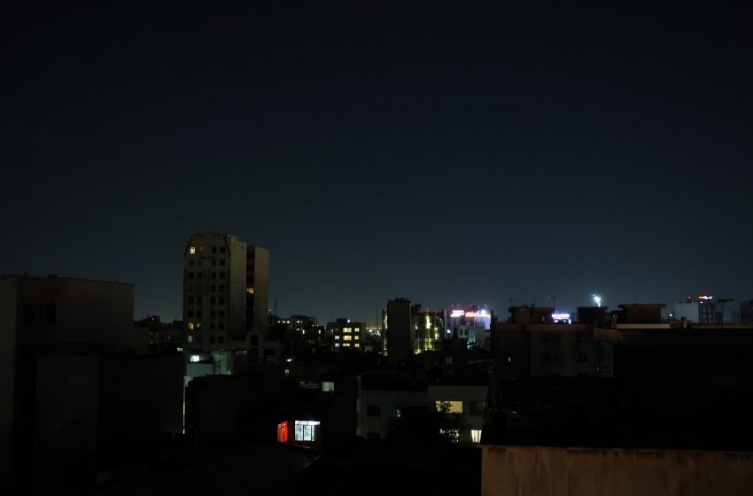 Irán vive una jornada de ataques israelíes contra aeropuertos y refinerías con 90 muertos