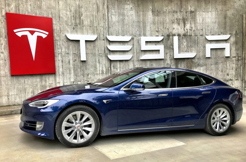 Wall Street cierra al alza impulsado por Tesla y comentarios positivos de la Reserva Federal