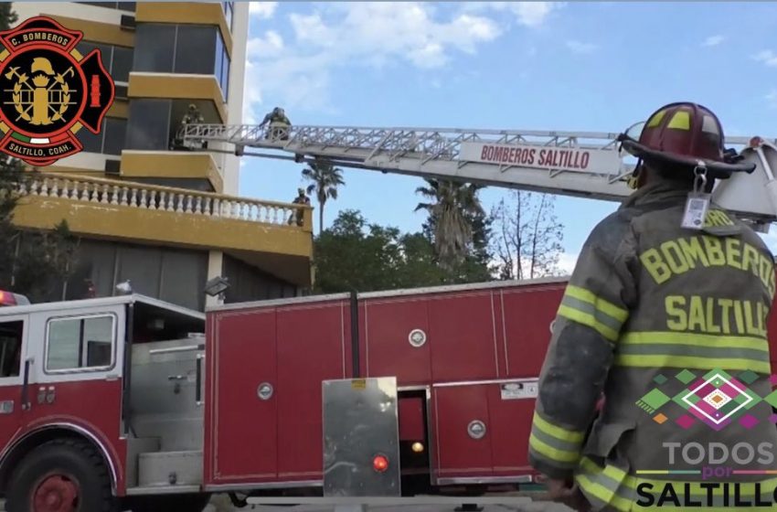  Héroicos bomberos de Saltillo salvan vida de hombre en puente peatonal