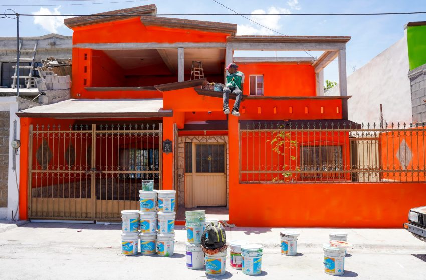 Renovación de fachadas en Ramos Arizpe a través del programa “Enchúlame la Casa”