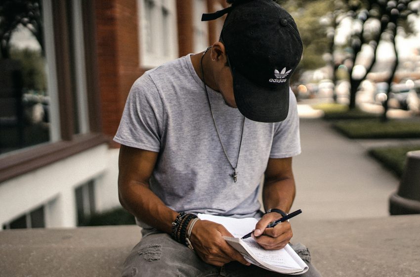 Desempleo en UK alcanza nivel más alto en cuatro años