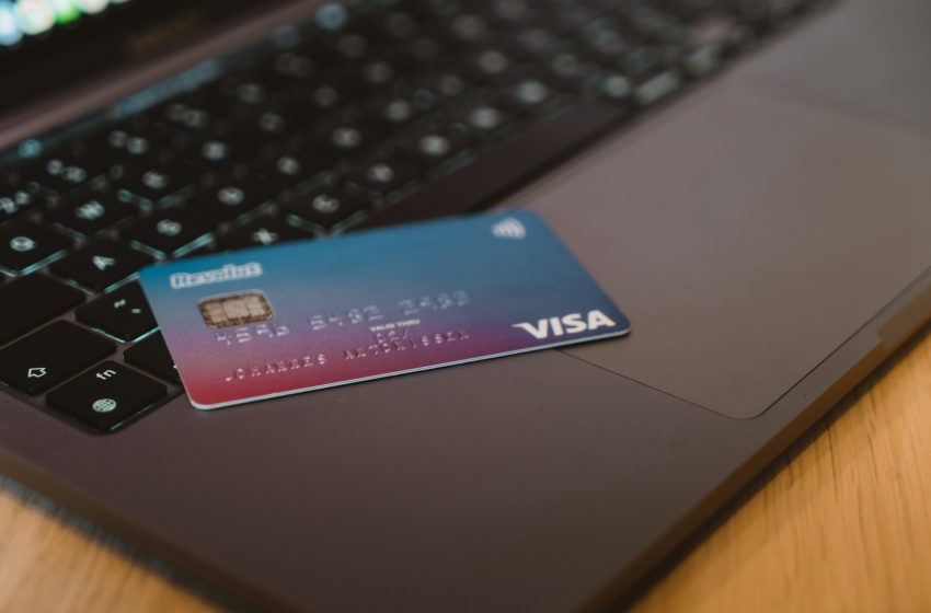 Mexicanos combinan efectivo y medios digitales