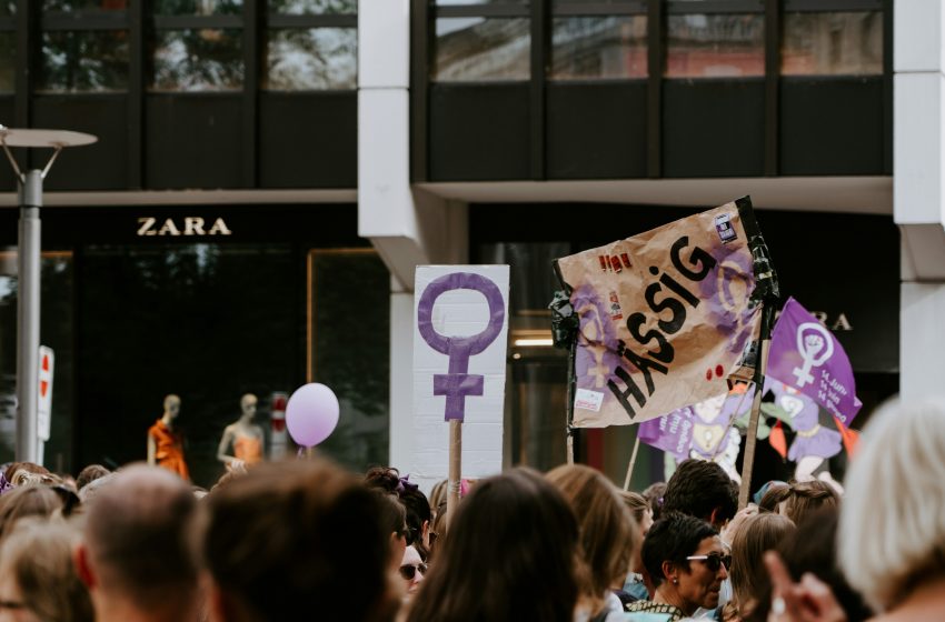 Bachelet alerta sobre retrocesos democráticos y su impacto en derechos de las mujeres