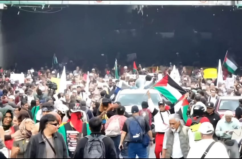  Policías agredidos en marcha por aniversario de masacre de Tlatelolco