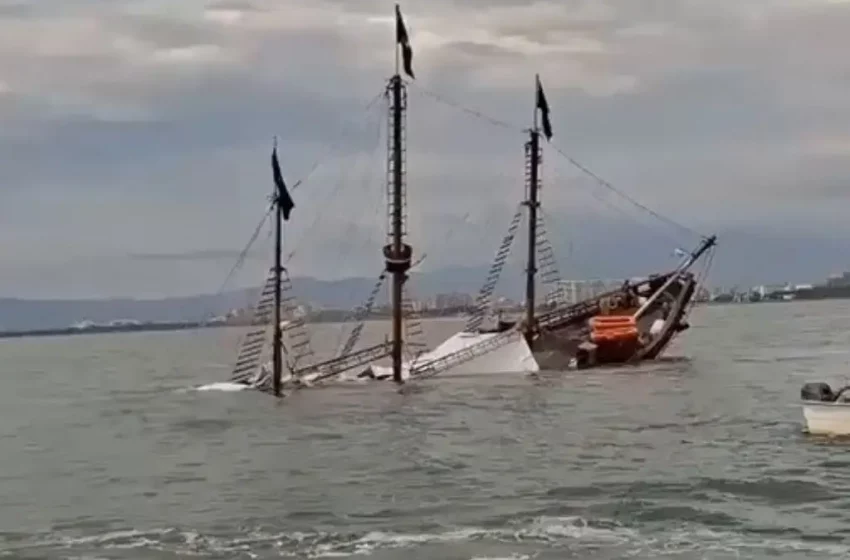  Una réplica de la Santa María de Cristóbal Colón se hunde en Puerto Vallarta