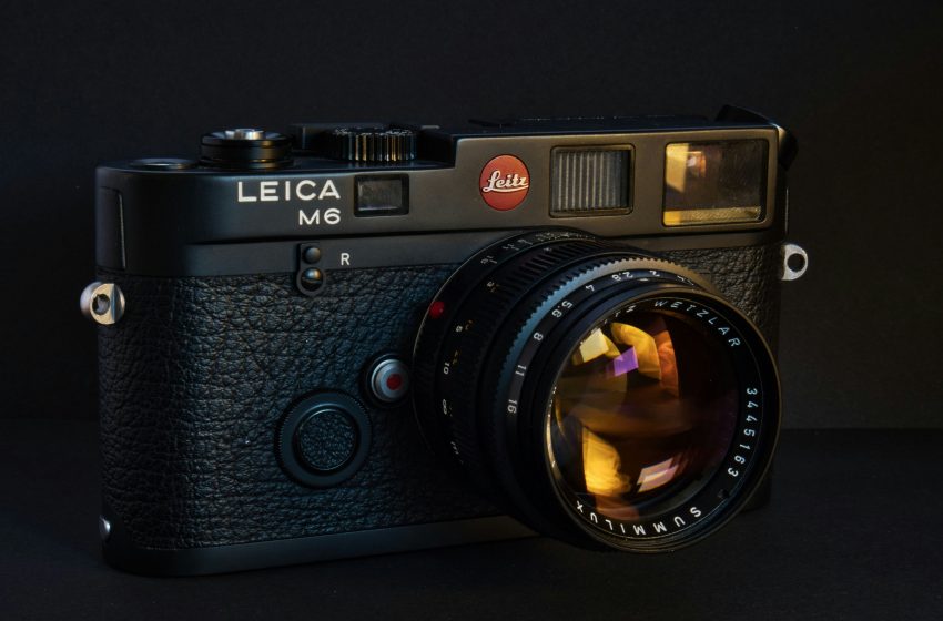  Subastan cámara Leica del papa Francisco por 7.5 millones de dólares