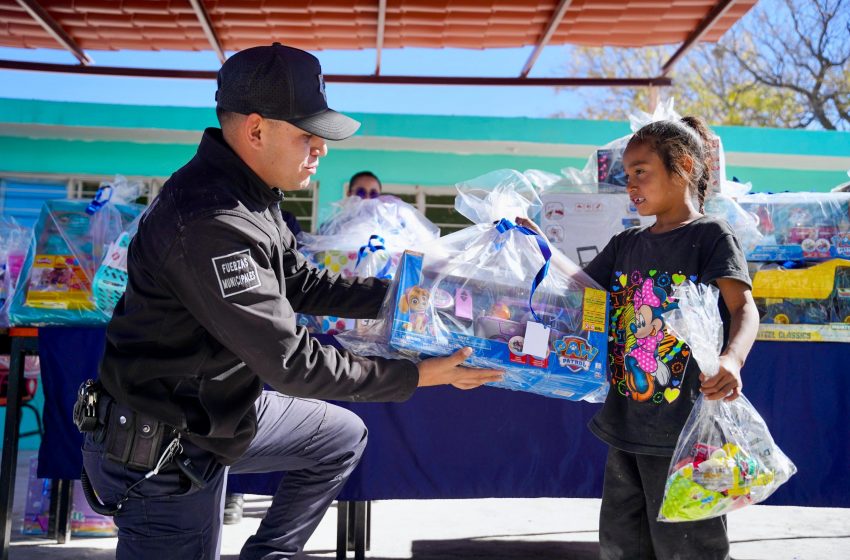  La policía de Ramos Arizpe lleva alegría navideña al ejido Landeros