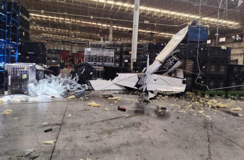  Avión pequeño se desploma en nave industrial de Ramos Arizpe, Coahuila: Dos heridos