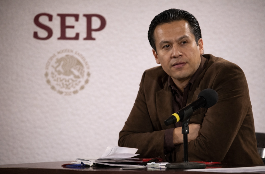  Marx Arriaga organiza protesta para evitar su despido de la SEP