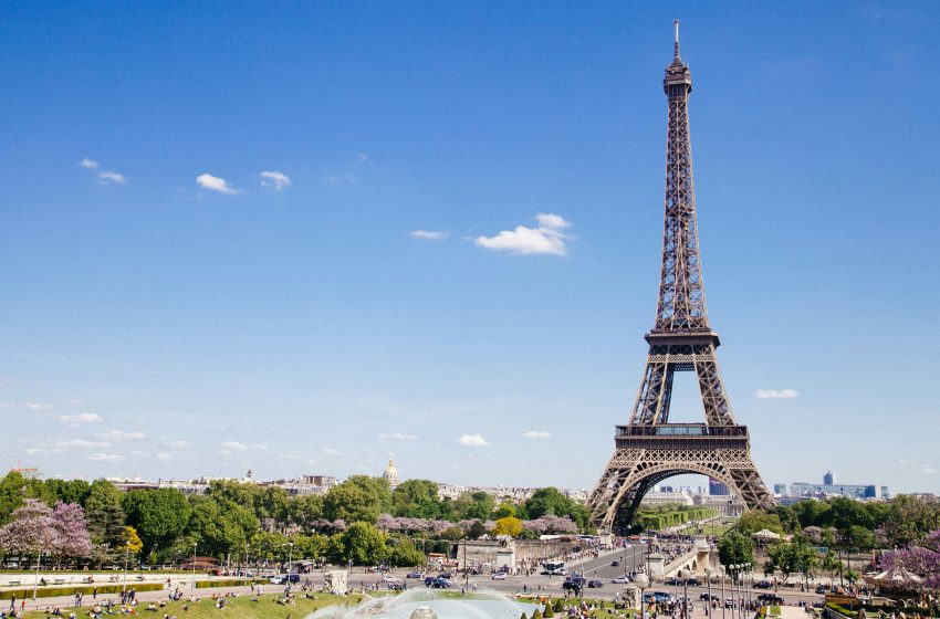  Evacúan sitios turísticos de París tras amenaza de bomba; afectó a la Torre Eiffel
