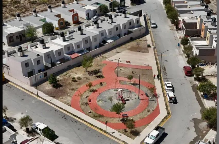  Avanza la rehabilitación integral de plazas en Parajes de Los Pinos en Ramos Arizpe