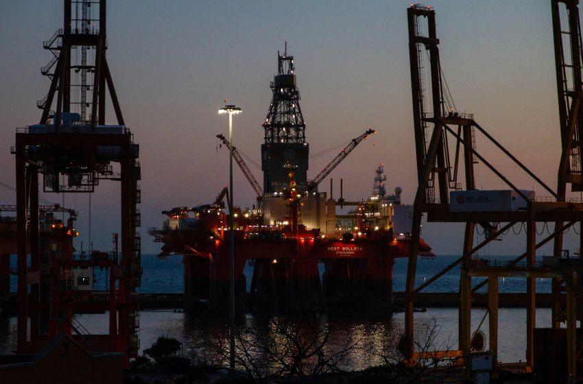  El petróleo se mantiene por encima de los 100 dólares