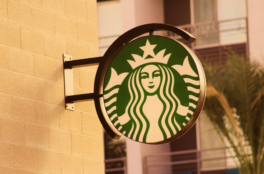  Starbucks planea remodelar 1.5 sucursales por cada apertura para impulsar sus ventas
