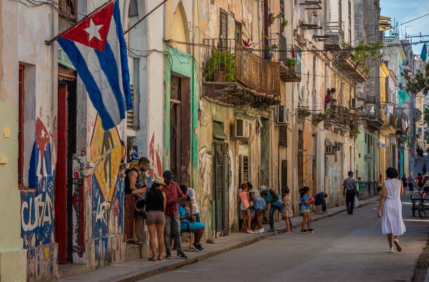  El impacto del bloqueo de combustible y la suspensión de vuelos internacionales en el turismo cubano: una caída del 48%